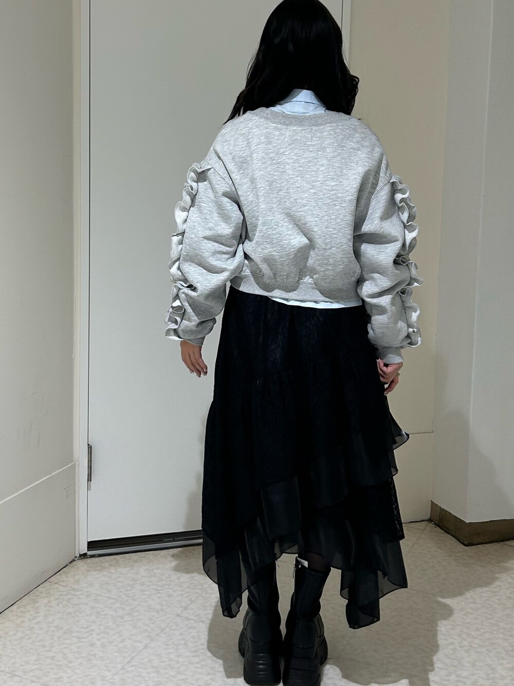 ブラック系のスカート、グレー系のスウェット、ブルー系のシャツ/ブラウスを着用したレディースの冬コーディネートの3枚目の写真