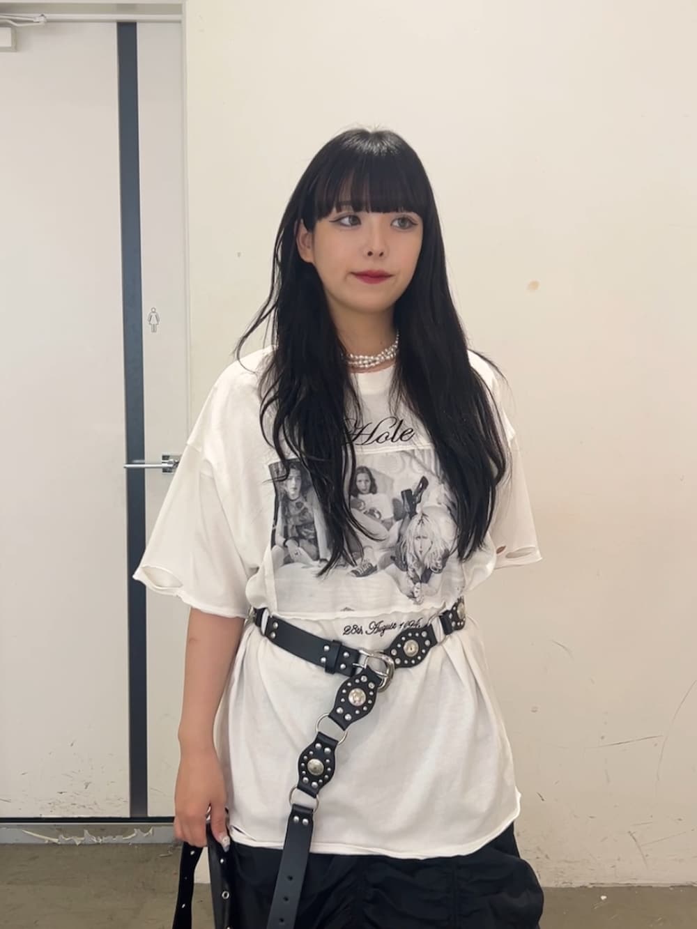 ホワイト系のTシャツ/カットソー、ブラック系のスカート、ブラック系のその他シューズを着用したレディースの夏コーディネートの4枚目の写真