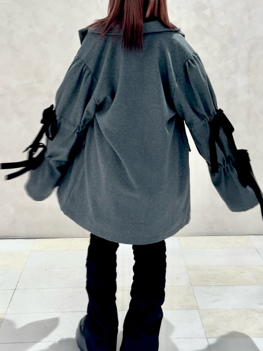 ブラック系のデニムパンツ、グレー系のその他アウター、ピンク系のシャツ/ブラウスを着用したレディースの秋コーディネートの3枚目の写真