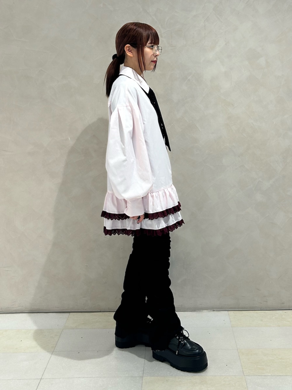 ピンク系のシャツ/ブラウス、ブラック系のデニムパンツ、ブラック系のドレスシューズを着用したレディースの秋コーディネートの2枚目の写真