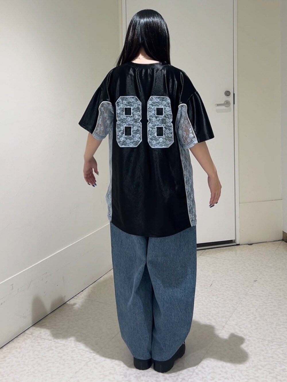 ブラック系のTシャツ/カットソー、ブラック系のその他シューズ、ブルー系のデニムパンツを着用したレディースの春コーディネートの3枚目の写真