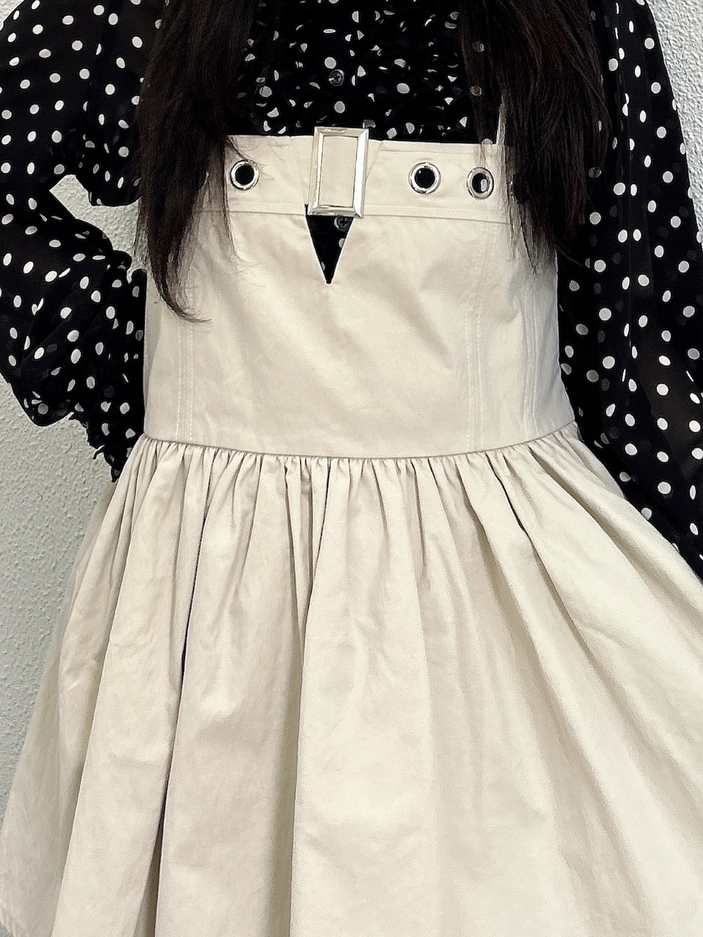 ホワイト系のチュニック、ブラック系のシャツ/ブラウスを着用したレディースの春コーディネートの5枚目の写真