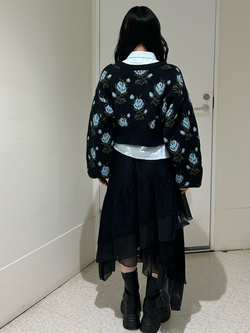 ブラック系のスカート、ブルー系のシャツ/ブラウス、ブラック系のカーディガン/ボレロを着用したレディースの冬コーディネートの3枚目の写真