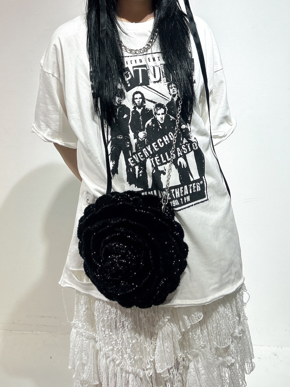 ホワイト系のTシャツ/カットソー、ホワイト系のスカート、ブラック系のローファーを着用したレディースの春コーディネートの4枚目の写真