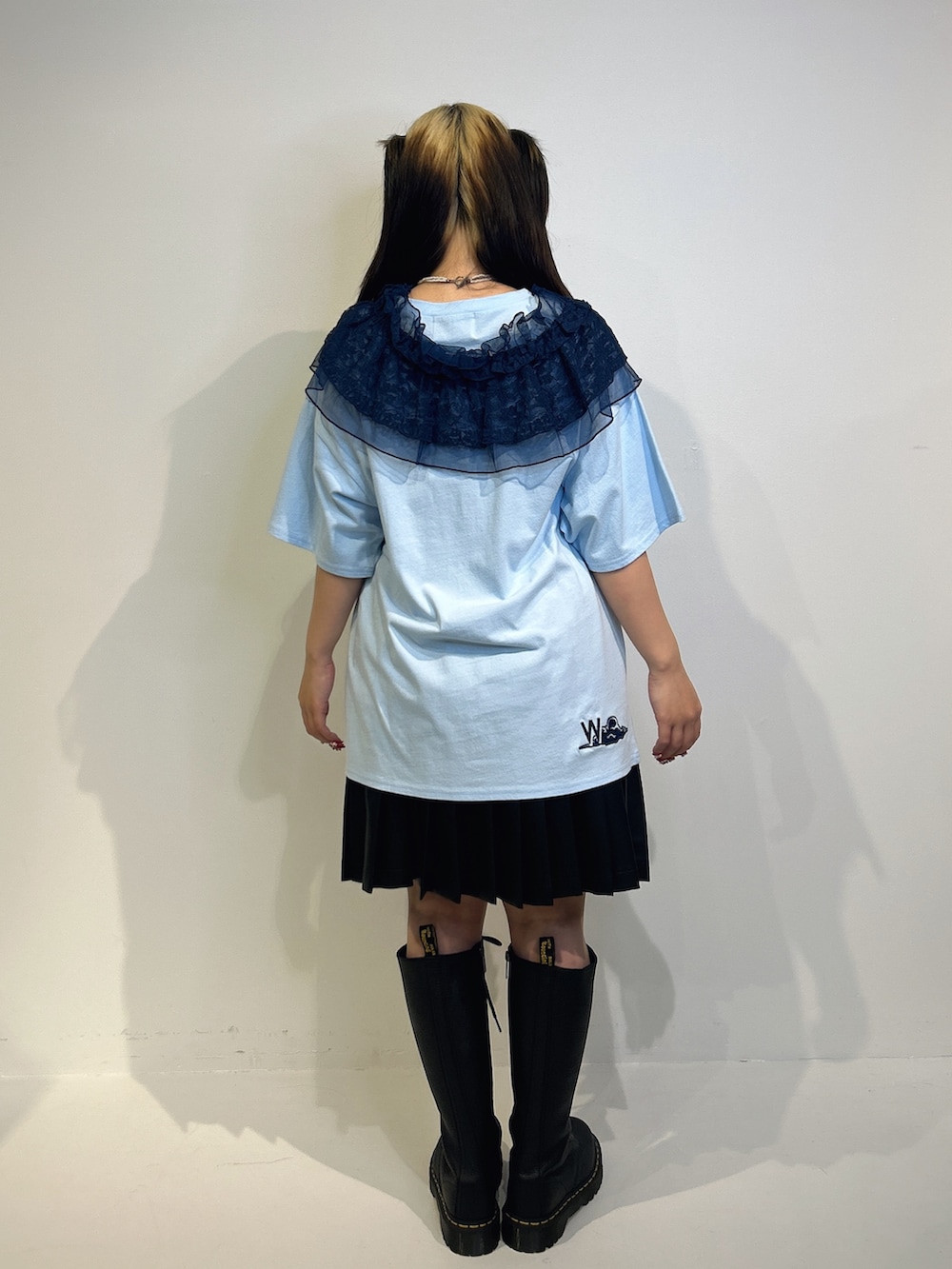 ブルー系のTシャツ/カットソー、ブラック系のブーツを着用したレディースの冬コーディネートの3枚目の写真