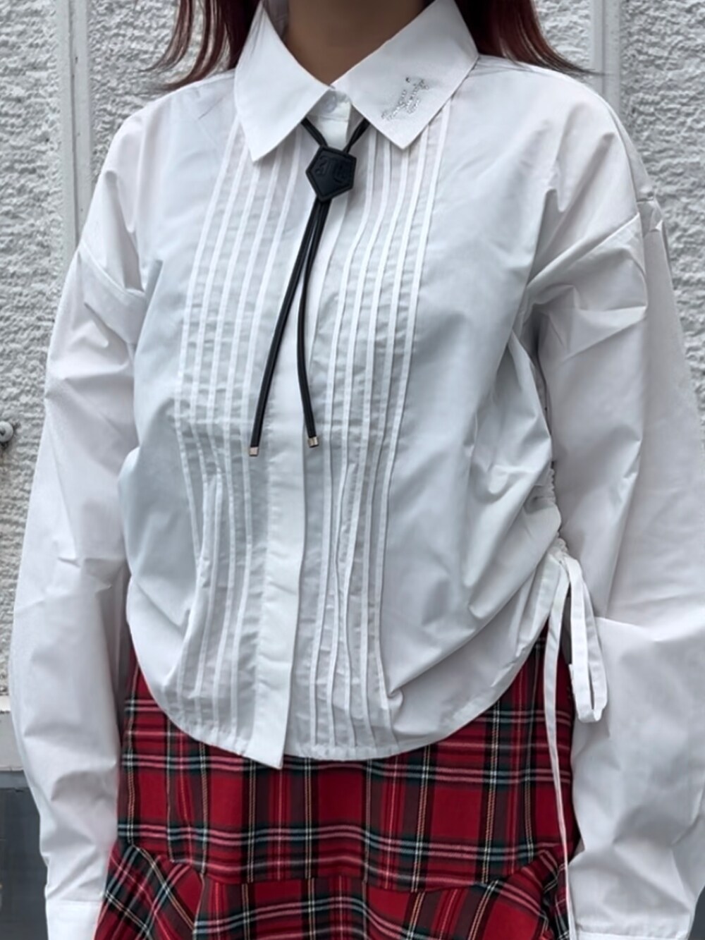 レッド系のスカート、レッド系のローファー、ホワイト系のシャツ/ブラウスを着用したレディースの夏コーディネートの7枚目の写真