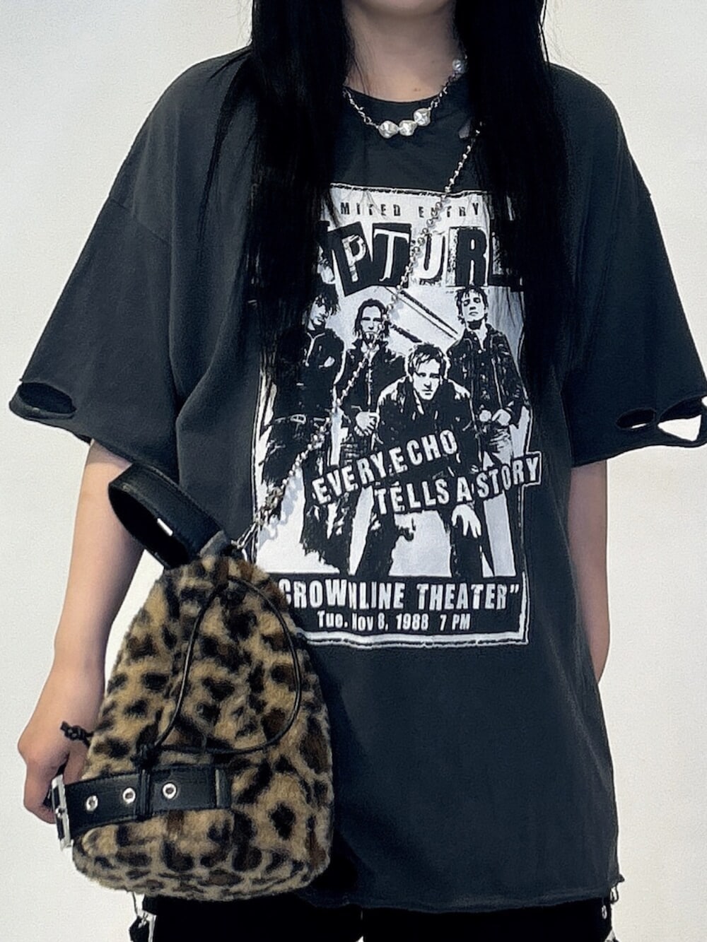 ブラック系のTシャツ/カットソー、レッド系のサンダル、ブラック系のその他パンツを着用したレディースの夏コーディネートの4枚目の写真