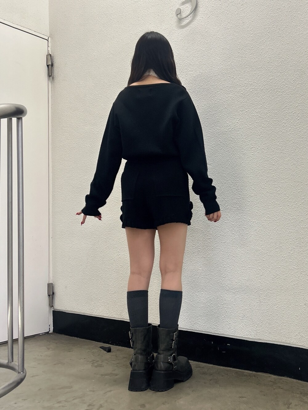 ブラック系のニット/セーター、ブラック系のその他パンツ、ブラック系のブーツを着用したレディースの秋コーディネートの3枚目の写真