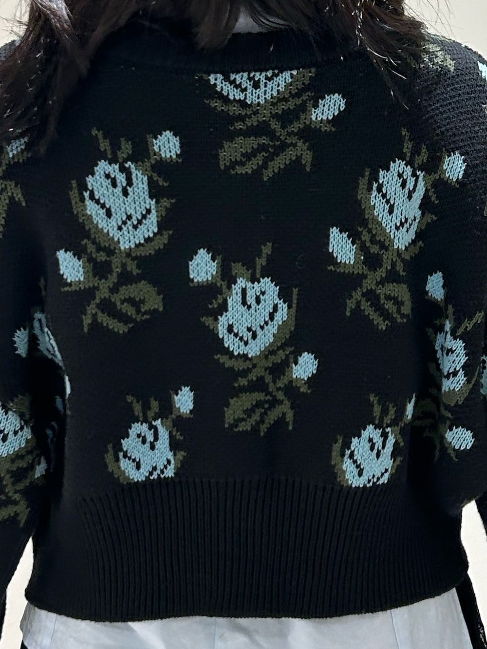 ブラック系のスカート、ブルー系のシャツ/ブラウス、ブラック系のカーディガン/ボレロを着用したレディースの冬コーディネートの7枚目の写真