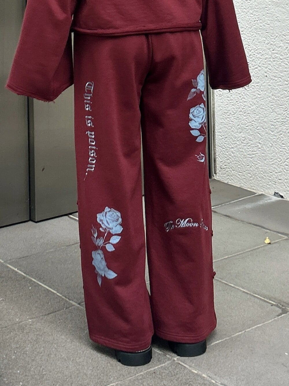 ブラック系のローファー、レッド系のスウェット、レッド系のその他パンツを着用したレディースの秋コーディネートの6枚目の写真