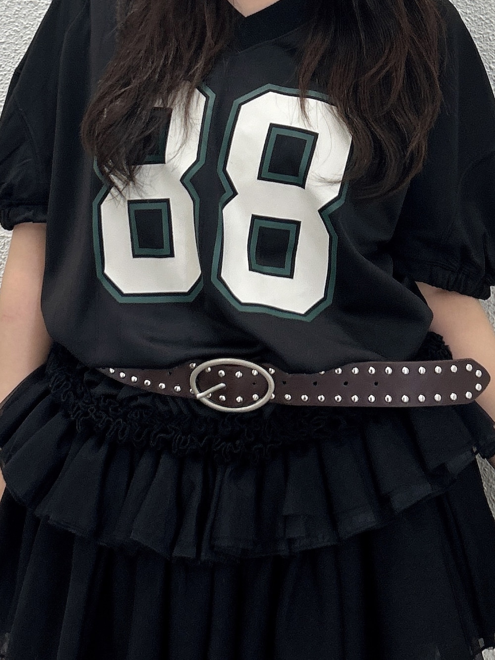 ブラック系のワンピース、ブラック系のその他パンツ、ブラック系のローファーを着用したレディースの春コーディネートの5枚目の写真
