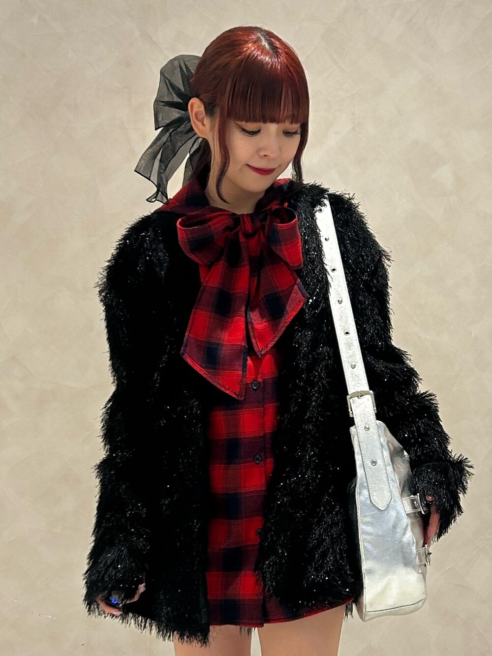 レッド系のシャツ/ブラウス、ブラック系のテーラードジャケット、ホワイト系のショルダーバッグを着用したレディースの秋コーディネートの6枚目の写真