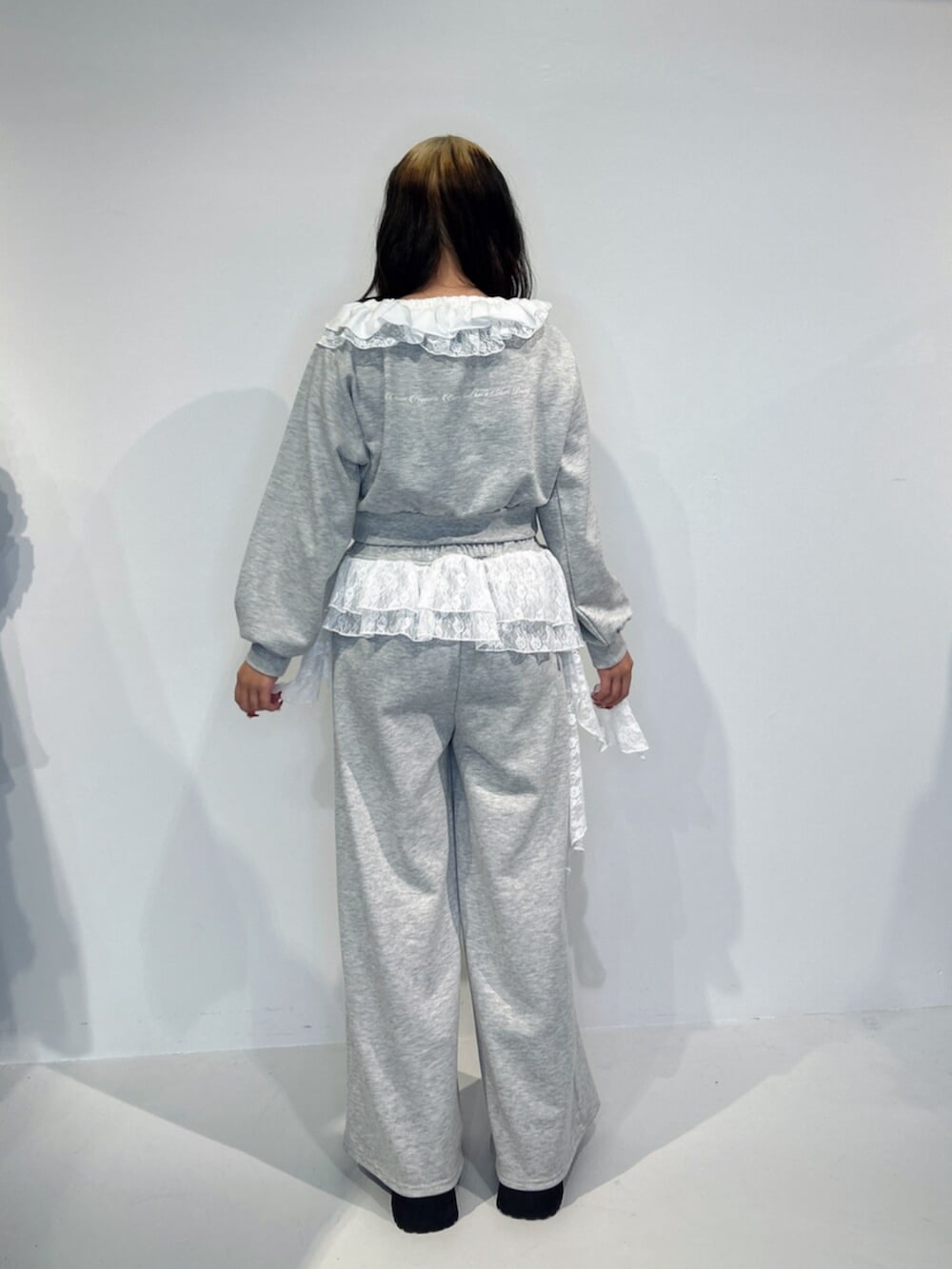 ブラック系のブーツ、グレー系のスウェットパンツ、グレー系のスウェットを着用したレディースの冬コーディネートの3枚目の写真