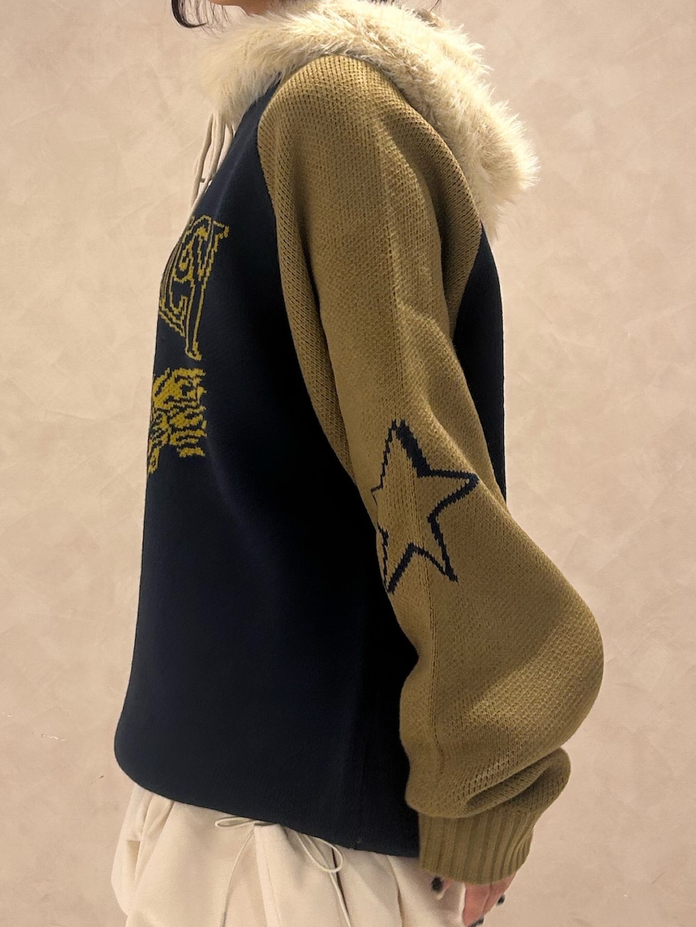 ブラック系のブーツ、ホワイト系のスカート、ブルー系のニット/セーターを着用したレディースの秋コーディネートの6枚目の写真