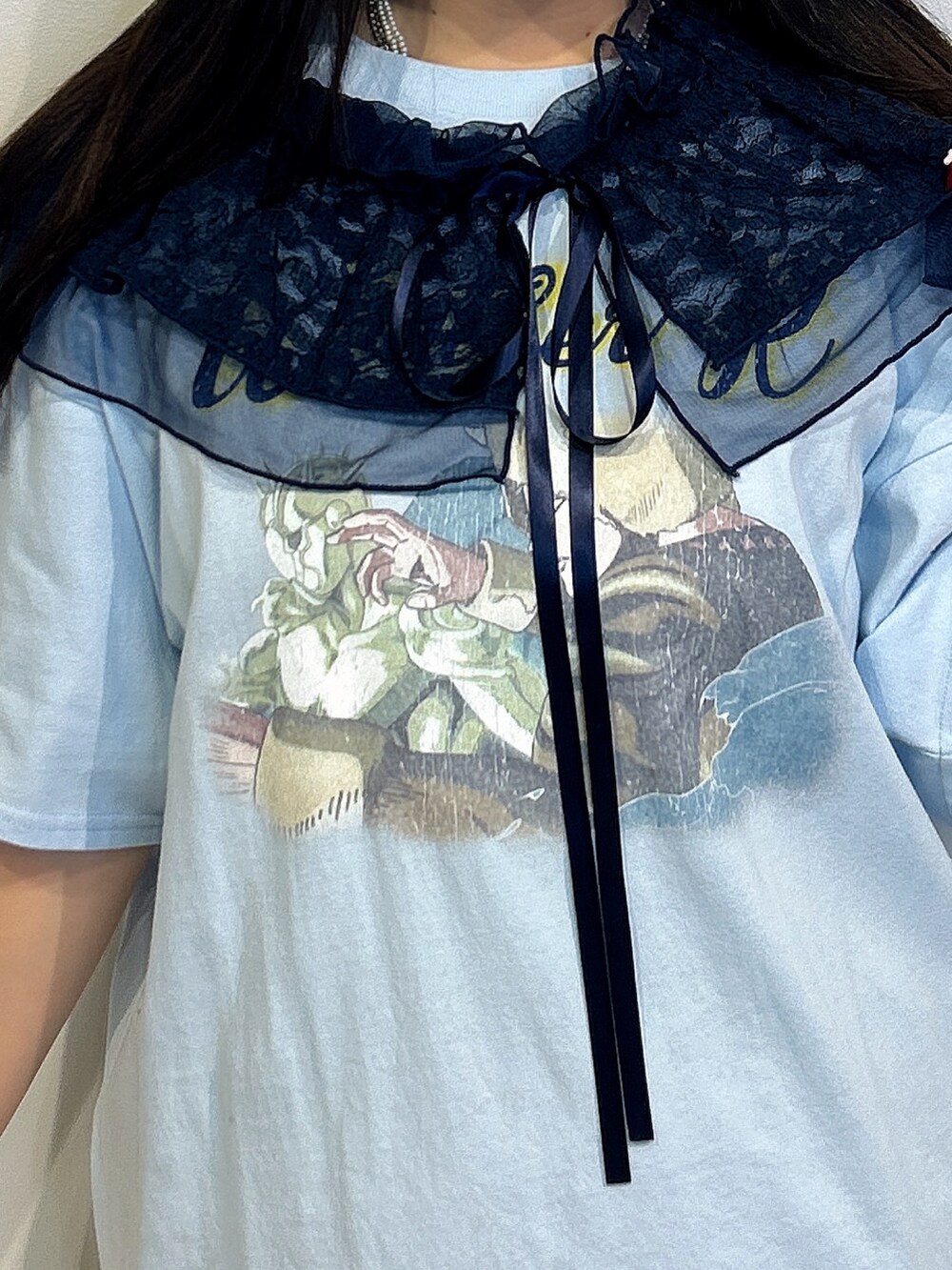 ブルー系のTシャツ/カットソー、ブラック系のブーツを着用したレディースの冬コーディネートの5枚目の写真