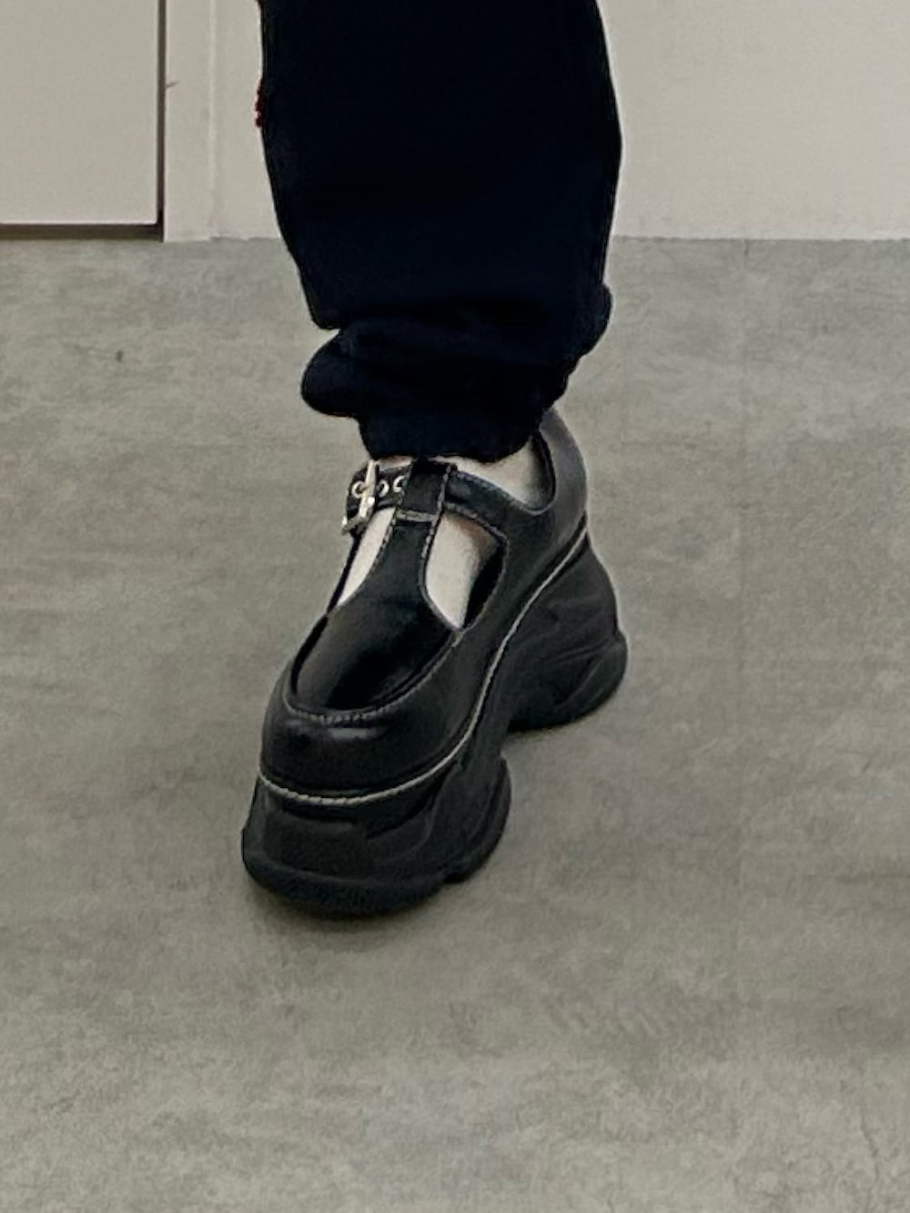 ブラウン系のシャツ/ブラウス、ブルー系のスウェットパンツ、ブラック系のローファーを着用したレディースの春コーディネートの6枚目の写真