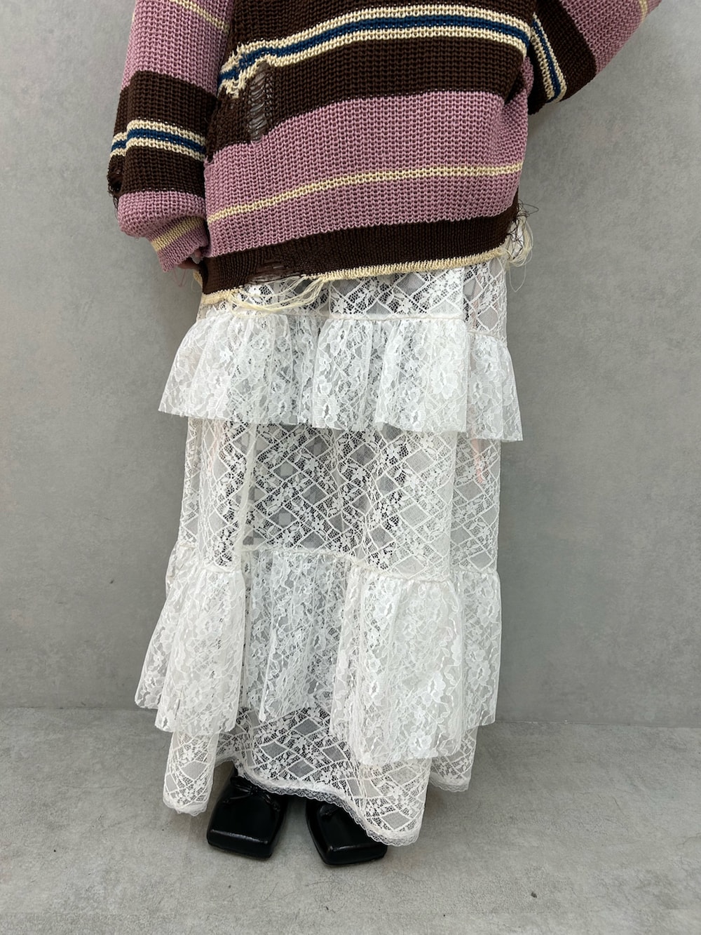 ホワイト系のワンピース、ピンク系のニット/セーター、ピンク系のシャツ/ブラウスを着用したレディースの春コーディネートの5枚目の写真
