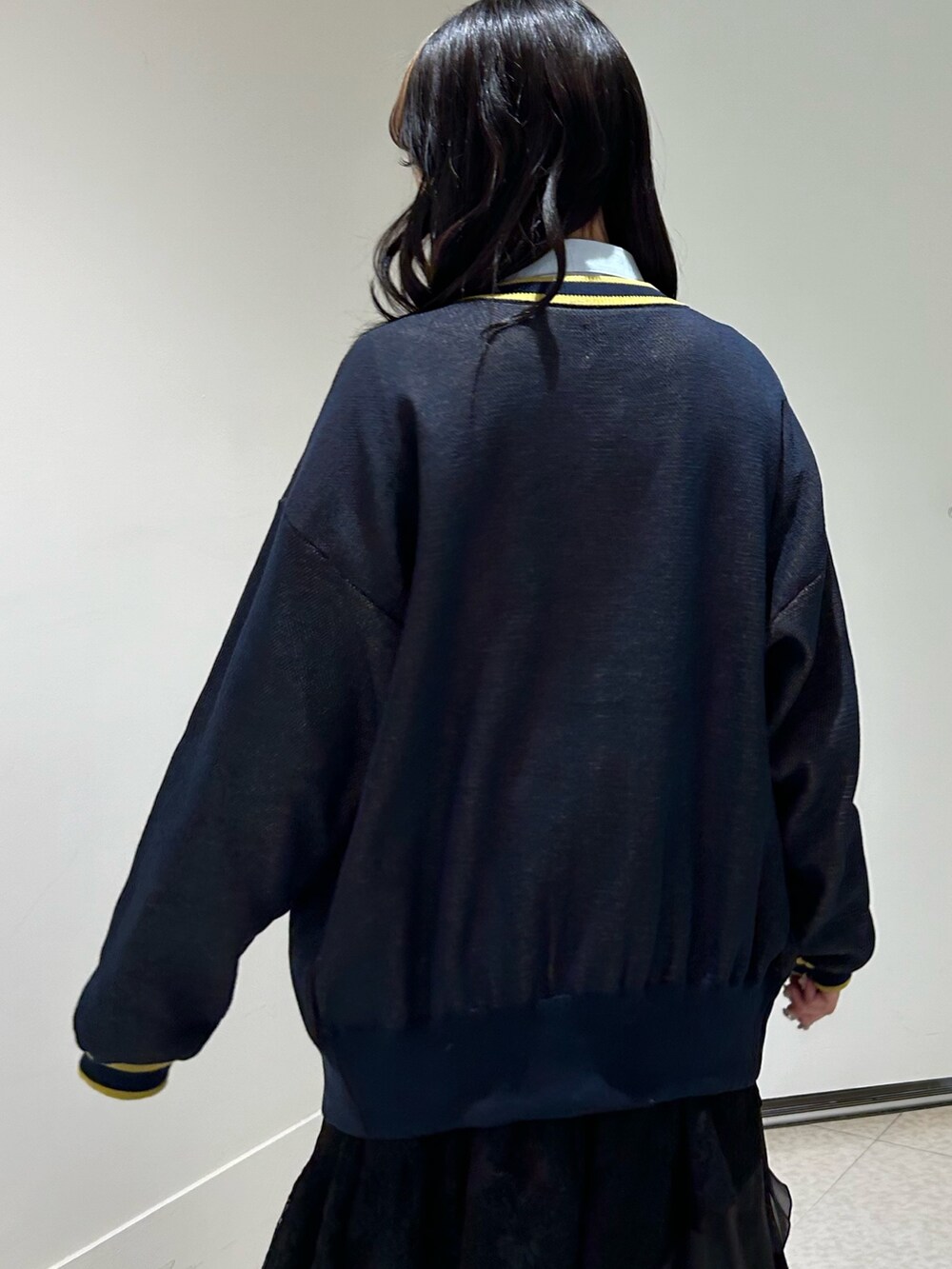 ブラック系のスカート、ブルー系のニット/セーター、ブルー系のシャツ/ブラウスを着用したレディースの冬コーディネートの5枚目の写真