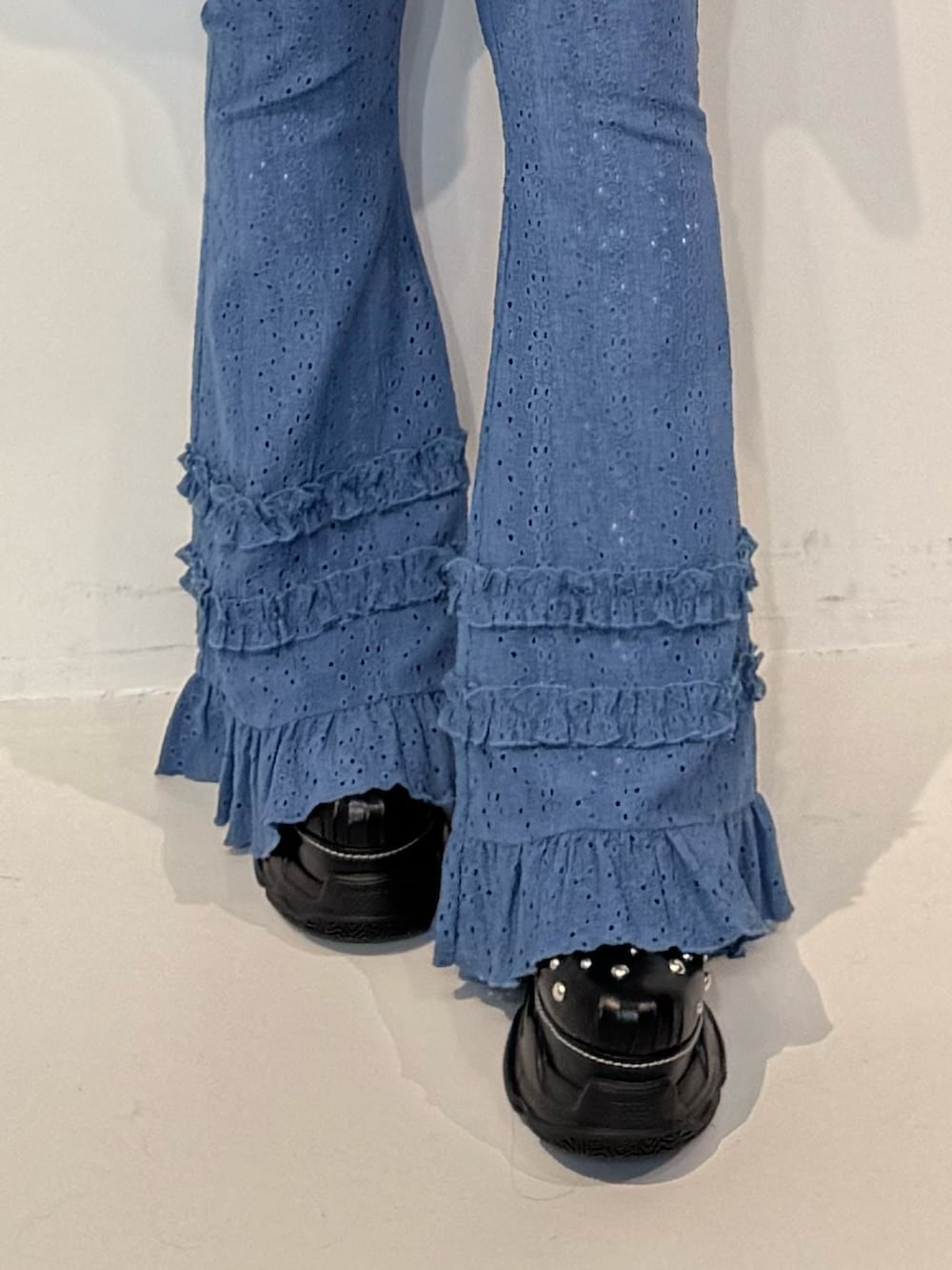 グレー系のワンピース、ブルー系のその他パンツを着用したレディースの春コーディネートの5枚目の写真