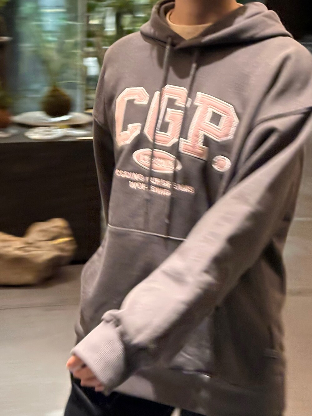 「パーカー、スウェット、グレー」｜「codegraphyの[SET UP対応]  CGP arch logo hoodie（パーカー、グレー系）」を使った、Harukaさん（レディース・161cm）の秋コーディネートの2枚目の写真