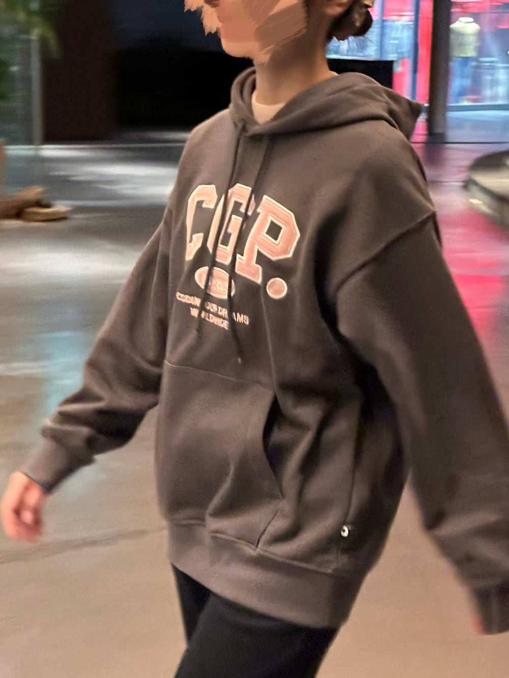 「パーカー、スウェット、グレー」｜「codegraphyの[SET UP対応]  CGP arch logo hoodie（パーカー、グレー系）」を使った、Harukaさん（レディース・161cm）の秋コーディネートの3枚目の写真