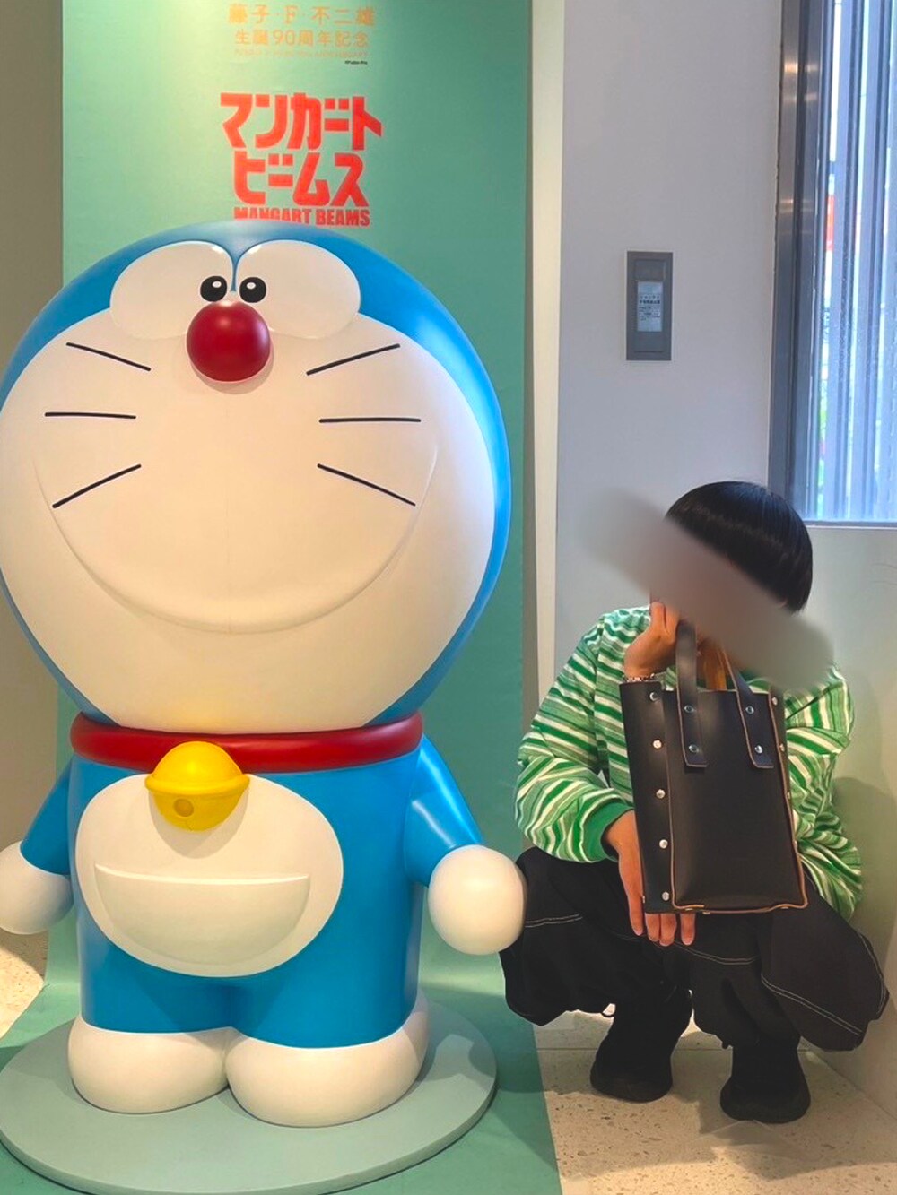 グリーン系のTシャツ/カットソー、ブラック系のハンドバッグ、ブラック系のその他パンツを着用したメンズの春コーディネートの2枚目の写真