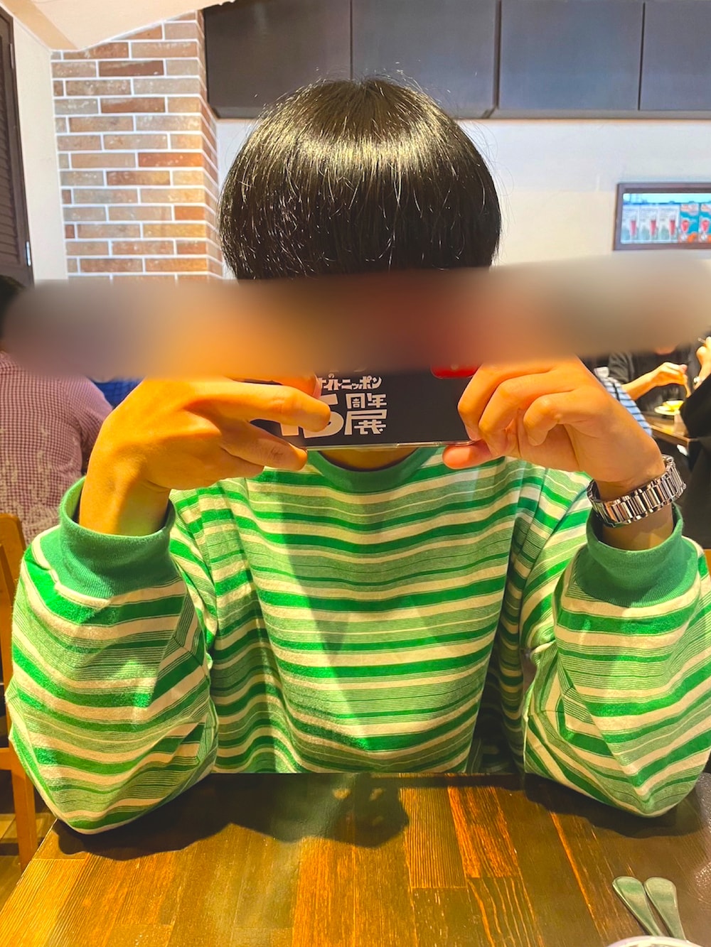 グリーン系のTシャツ/カットソー、ブラック系のハンドバッグ、ブラック系のその他パンツを着用したメンズの春コーディネートの3枚目の写真