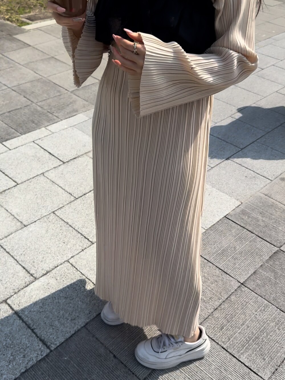 「春服、大人可愛い、春服みてみて、スニーカー女子、おでかけコーデ、お洒落さんとつながりたい、お花見コーデ、スニーカーコーデ、休日スタイル、低身長女子、レイヤードコーデ、ワンピース、ワンピース×スニーカー、キャップ、ショルダーバッグ」｜「Cla STEllaRのアイテム（ワンピース/ドレス、ベージュ系）」を使った、mifmif1023さん（レディース・152cm）の春コーディネートの2枚目の写真