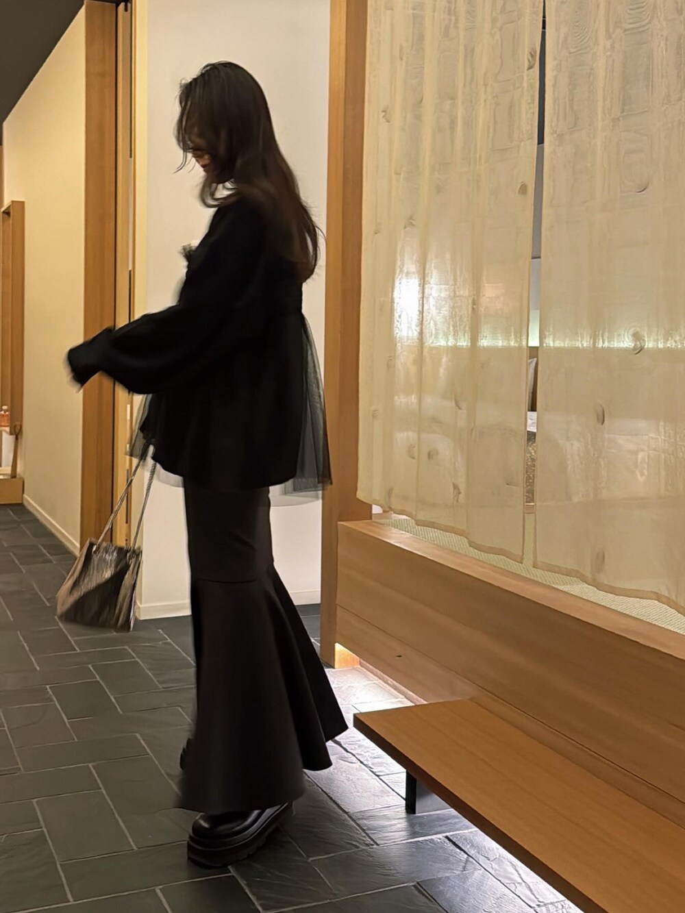 「ブラック、ブラックコーデ、チュールトップス、マーメイドスカート、オトナ女子、オトナカワイイ」｜「Cla STEllaRのHIGH WAIST MERMAID SKIRT THIRD（スカート、ブラック系）」を使った、mifmif1023さん（レディース・152cm）の春コーディネートの3枚目の写真