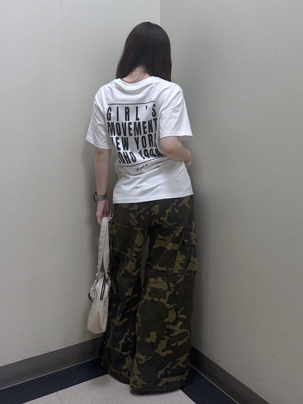 ホワイト系のハンドバッグ、その他のカーゴパンツ、ホワイト系のTシャツ/カットソーを着用したレディースの夏コーディネートの3枚目の写真