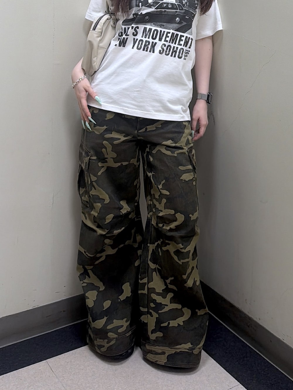 ホワイト系のハンドバッグ、その他のカーゴパンツ、ホワイト系のTシャツ/カットソーを着用したレディースの夏コーディネートの4枚目の写真