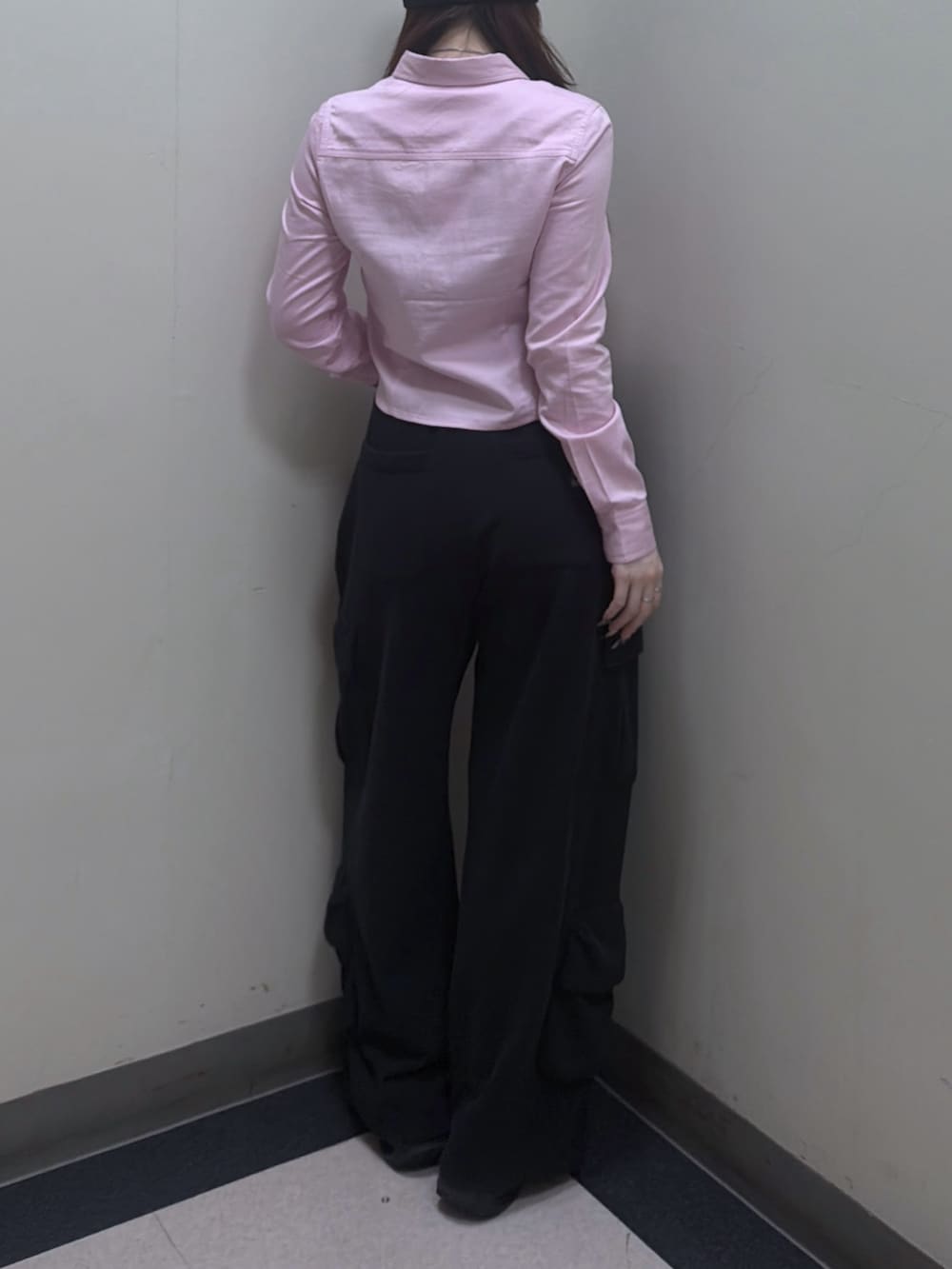 ピンク系のシャツ/ブラウス、ブラック系のスウェットパンツ、ブラウン系のショルダーバッグを着用したレディースの春コーディネートの5枚目の写真