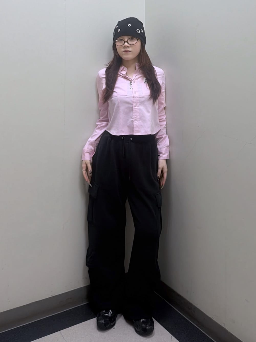 ピンク系のシャツ/ブラウス、ブラック系のスウェットパンツ、ブラウン系のショルダーバッグを着用したレディースの春コーディネートの4枚目の写真