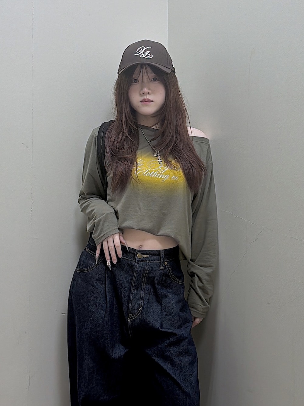グリーン系のTシャツ/カットソー、ブルー系のデニムパンツ、ブラック系のハンドバッグを着用したレディースの夏コーディネートの4枚目の写真