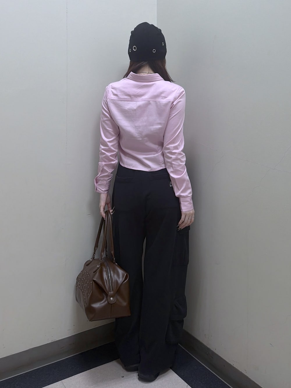 ピンク系のシャツ/ブラウス、ブラック系のスウェットパンツ、ブラウン系のショルダーバッグを着用したレディースの春コーディネートの3枚目の写真