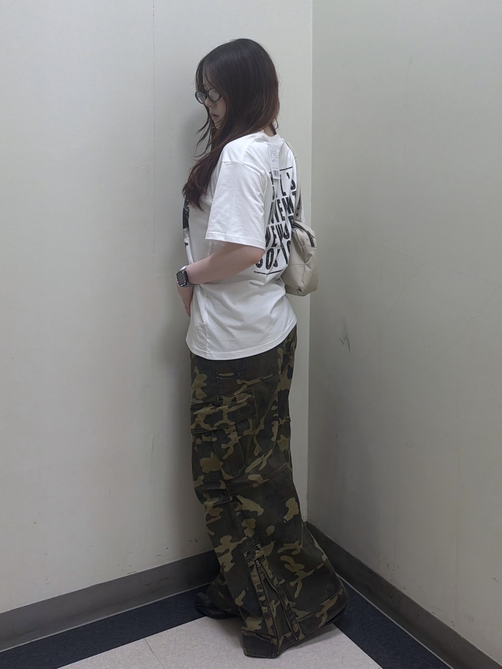 ホワイト系のハンドバッグ、その他のカーゴパンツ、ホワイト系のTシャツ/カットソーを着用したレディースの夏コーディネートの2枚目の写真