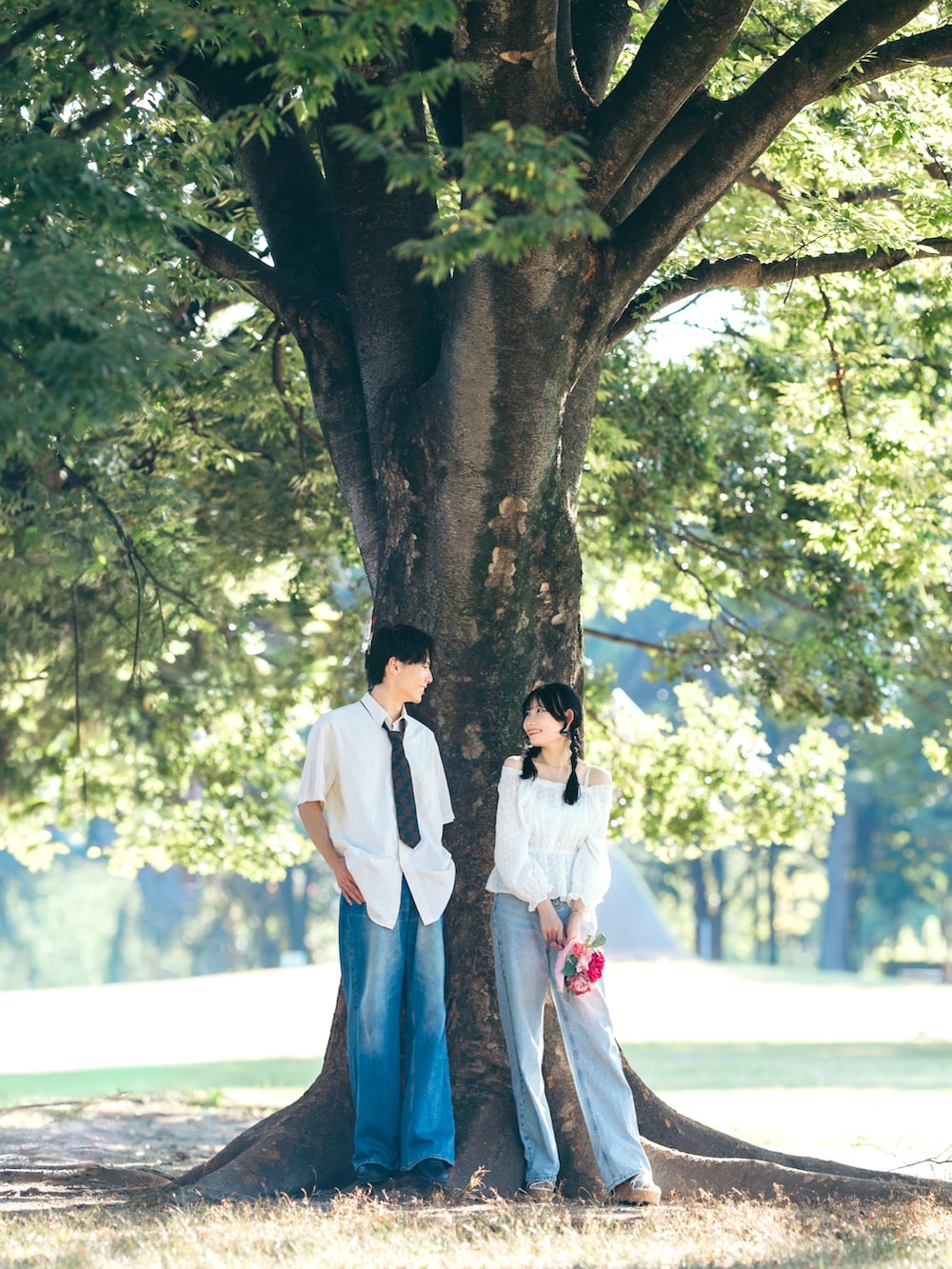 ブルー系のデニムパンツを着用したレディースの春コーディネートの2枚目の写真