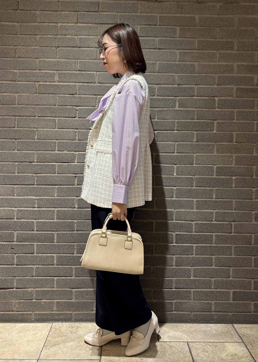 ホワイト系のローファー、ホワイト系のボストンバッグ、ブルー系のその他パンツを着用したレディースの冬コーディネートの3枚目の写真