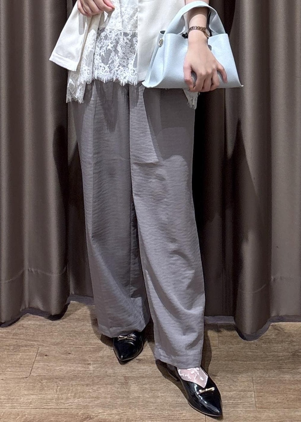 グレー系のその他パンツ、ブルー系のショルダーバッグ、ホワイト系のテーラードジャケットを着用したレディースの春コーディネートの8枚目の写真