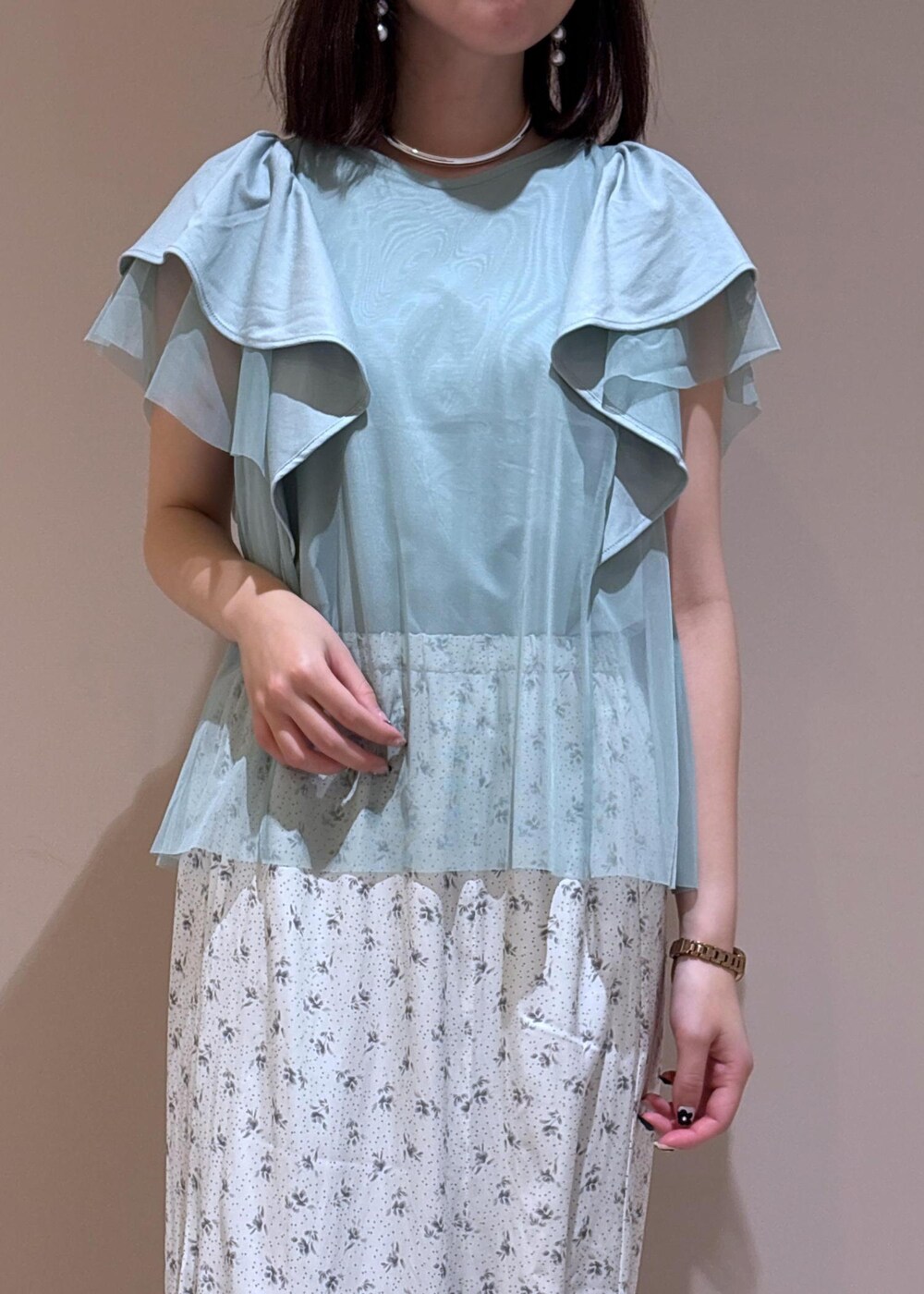 ベージュ系のボストンバッグ、シルバー系のバレエシューズ、ホワイト系のスカートを着用したレディースの夏コーディネートの4枚目の写真