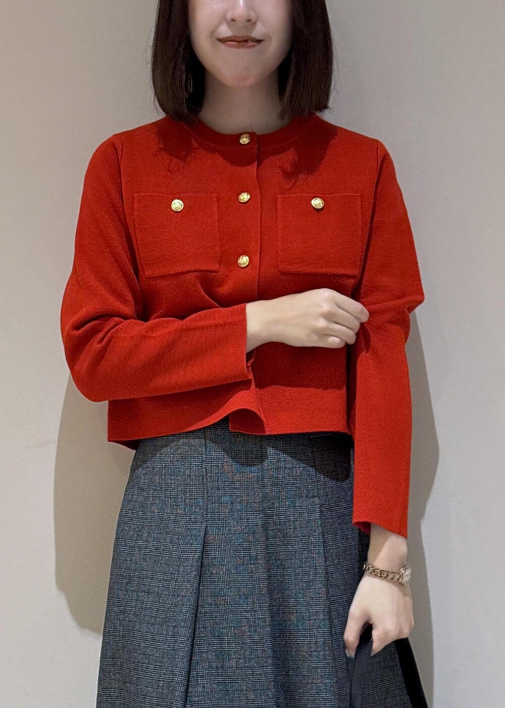 ブラック系のショルダーバッグ、グレー系のスカート、ブラック系のパンプスを着用したレディースの秋コーディネートの6枚目の写真