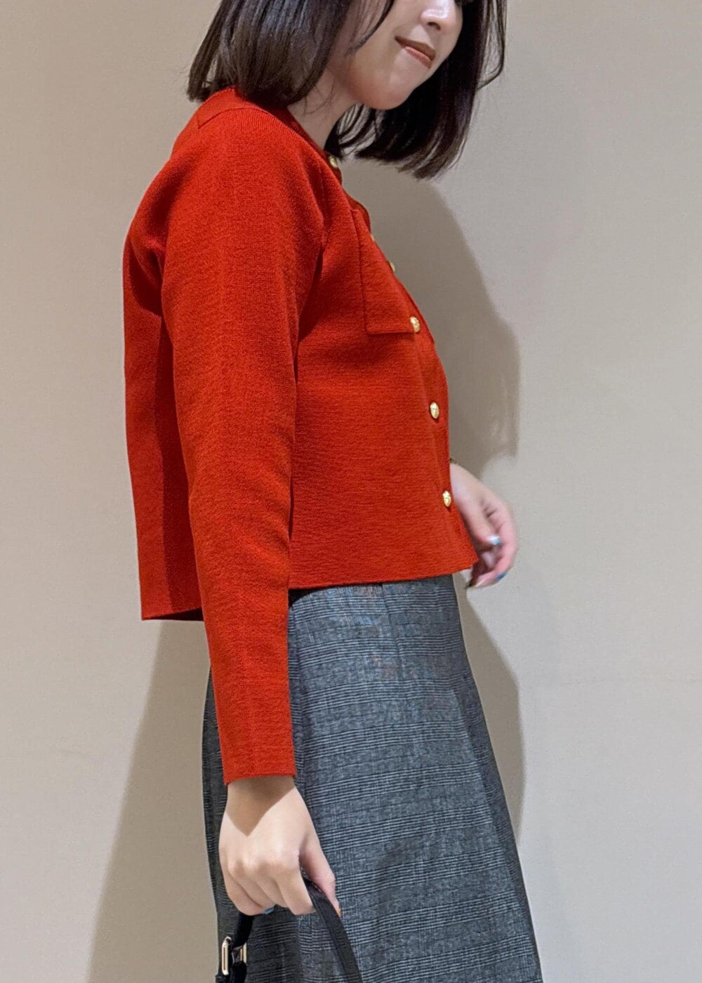 ブラック系のショルダーバッグ、グレー系のスカート、ブラック系のパンプスを着用したレディースの秋コーディネートの8枚目の写真