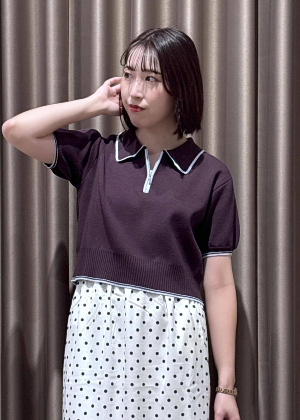 ブラック系のパンプス、ブラウン系のニット/セーター、ブラック系のハンドバッグを着用したレディースの夏コーディネートの5枚目の写真