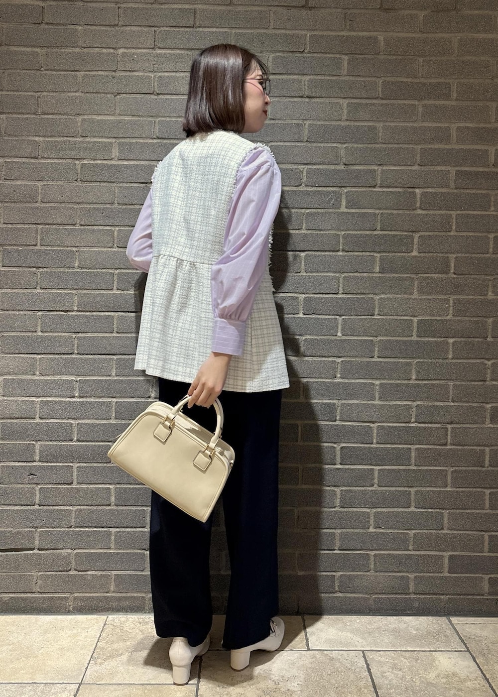 ホワイト系のローファー、ホワイト系のボストンバッグ、ブルー系のその他パンツを着用したレディースの冬コーディネートの10枚目の写真