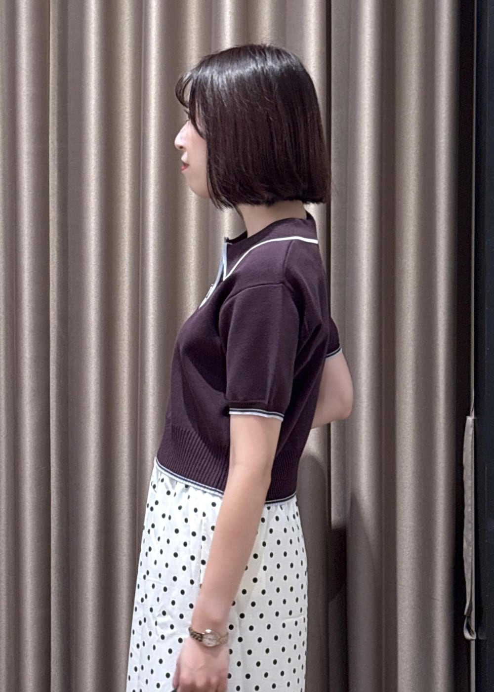 ブラック系のパンプス、ブラウン系のニット/セーター、ブラック系のハンドバッグを着用したレディースの夏コーディネートの6枚目の写真