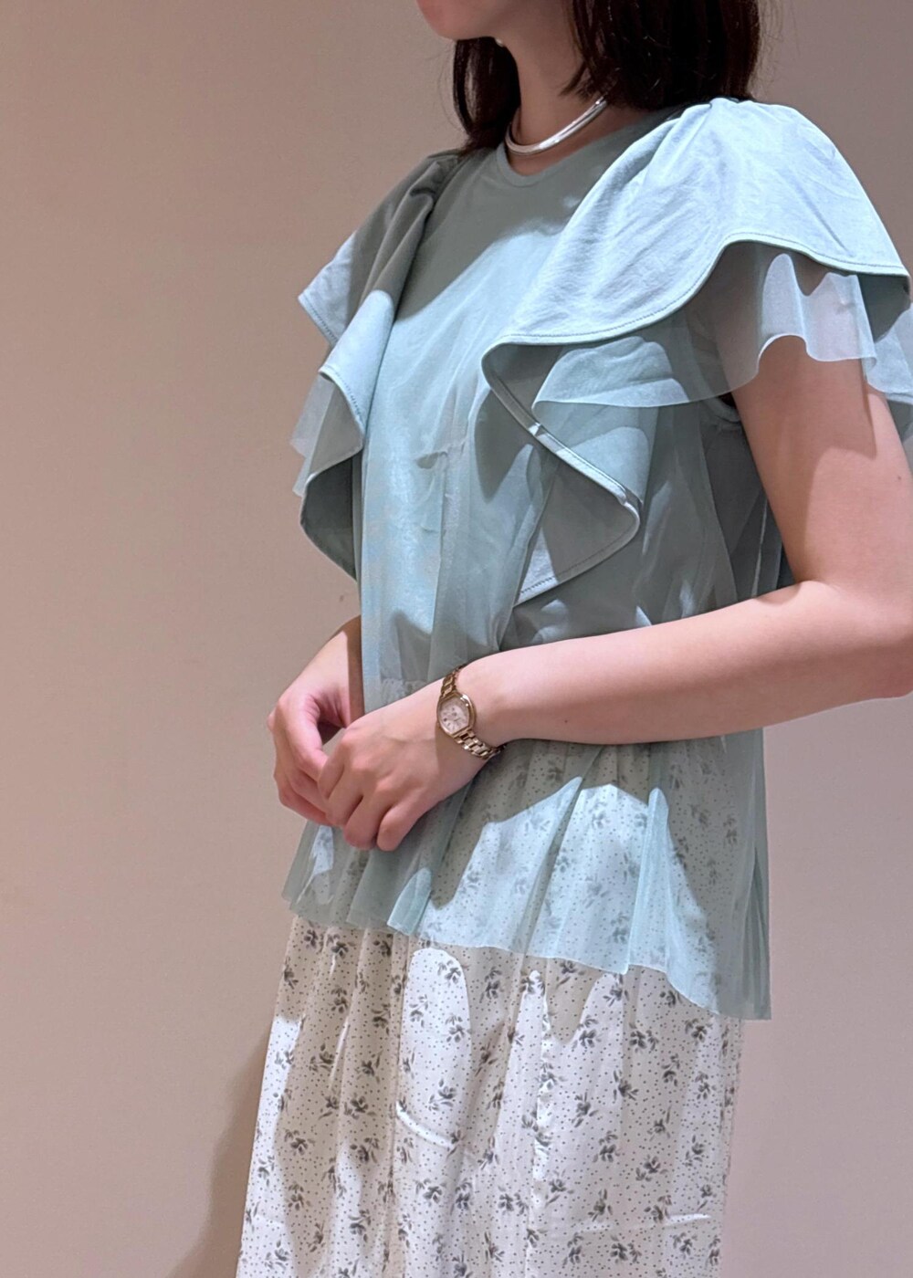 ベージュ系のボストンバッグ、シルバー系のバレエシューズ、ホワイト系のスカートを着用したレディースの夏コーディネートの5枚目の写真