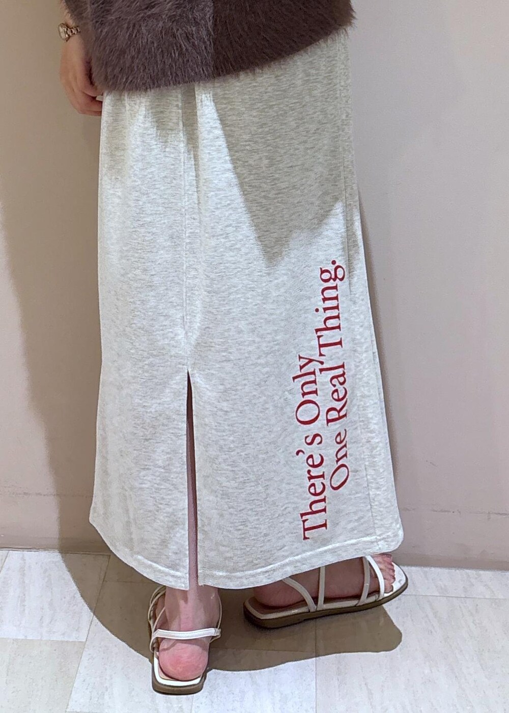 ブラウン系のショルダーバッグ、ブラウン系のベスト、グレー系のスカートを着用したレディースの夏コーディネートの8枚目の写真