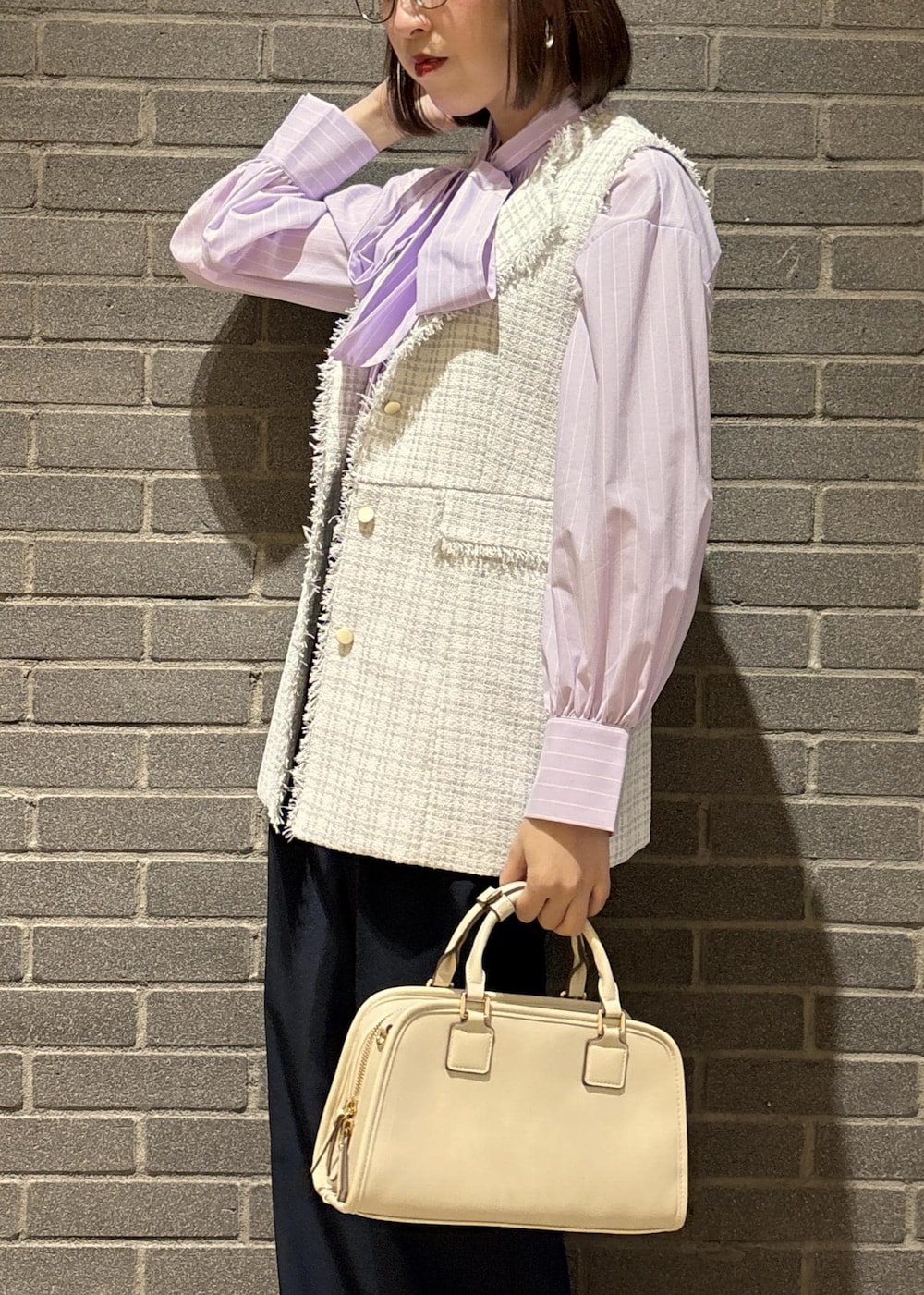 ホワイト系のローファー、ホワイト系のボストンバッグ、ブルー系のその他パンツを着用したレディースの冬コーディネートの5枚目の写真