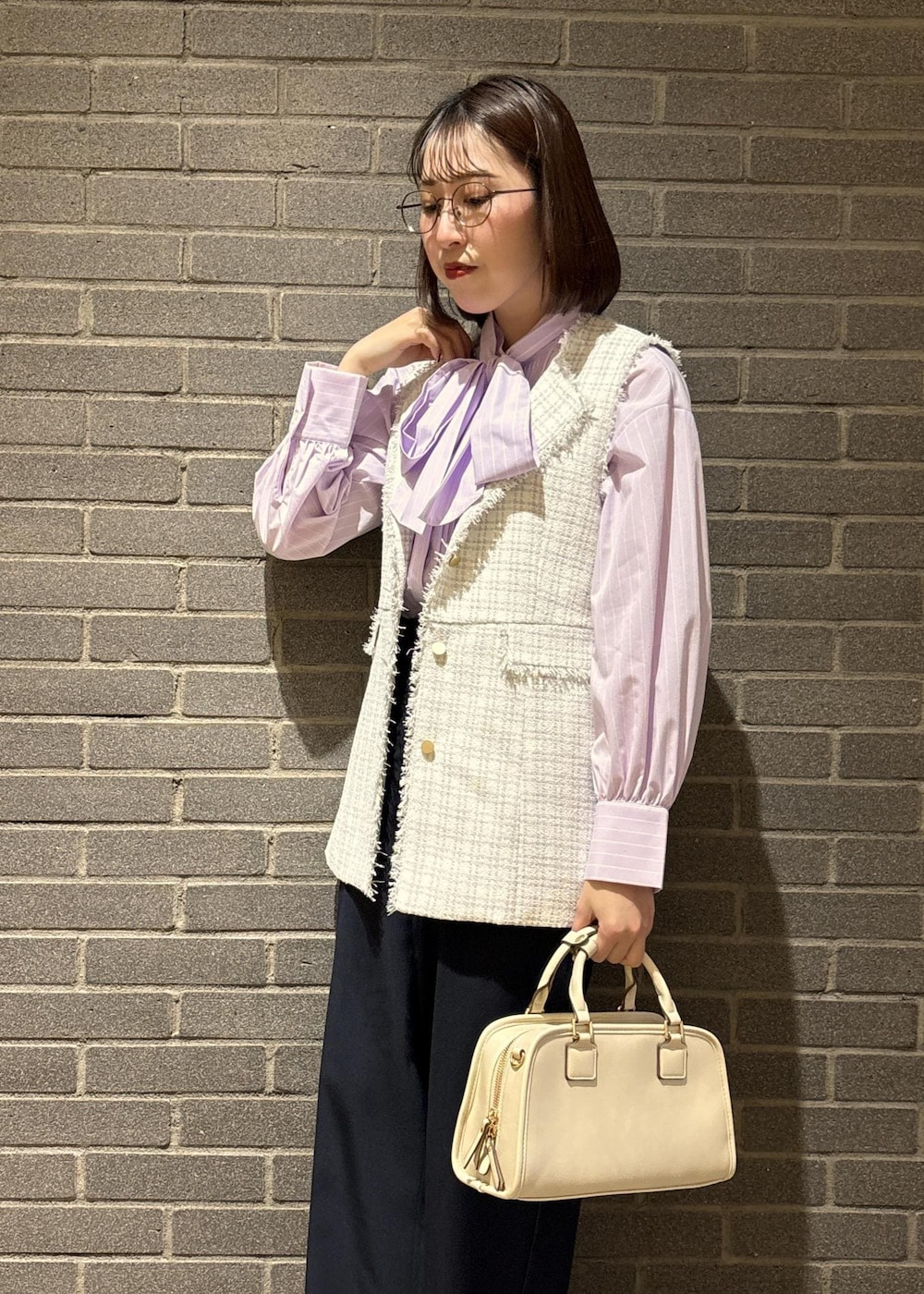 ホワイト系のローファー、ホワイト系のボストンバッグ、ブルー系のその他パンツを着用したレディースの冬コーディネートの4枚目の写真