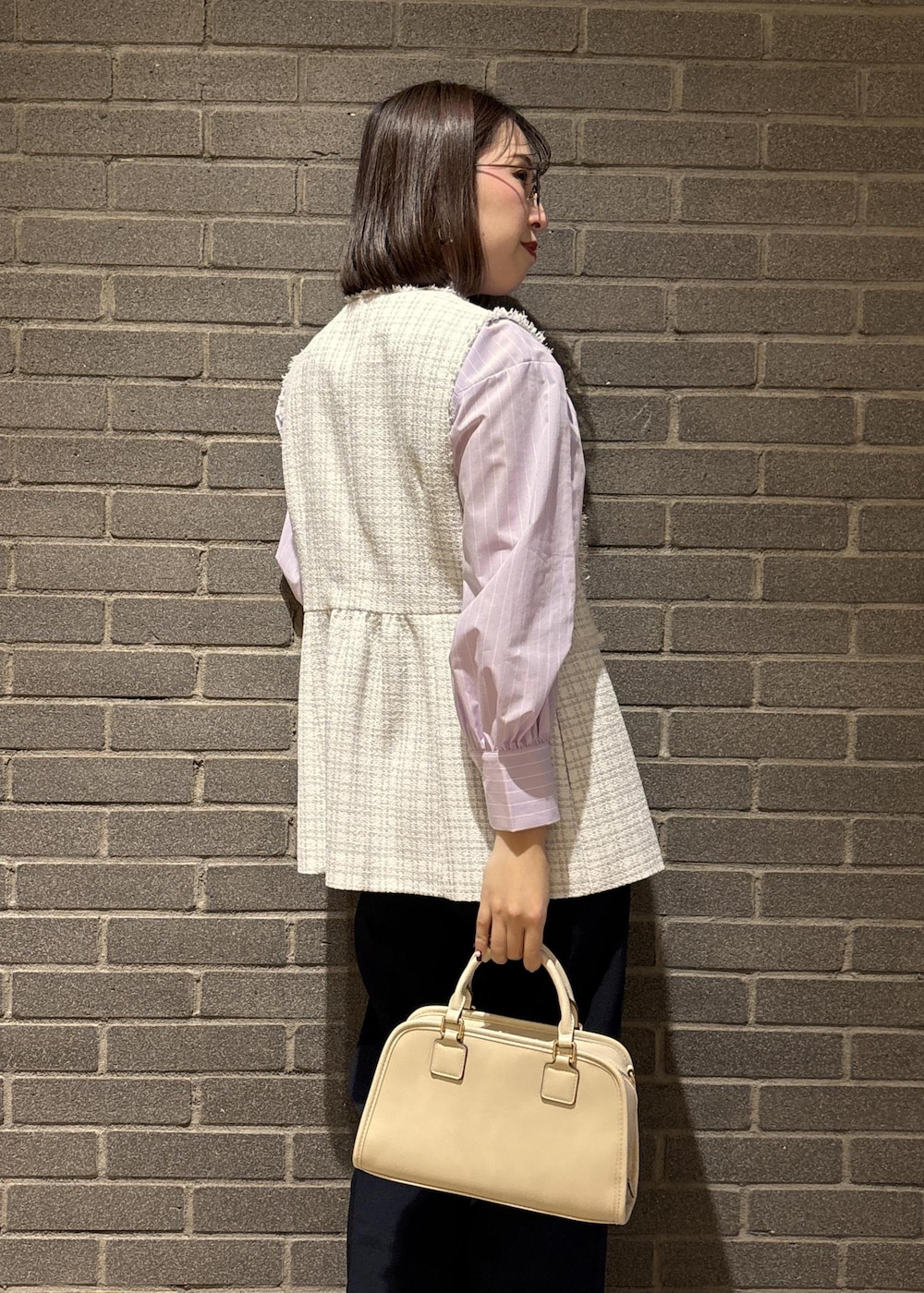 ホワイト系のローファー、ホワイト系のボストンバッグ、ブルー系のその他パンツを着用したレディースの冬コーディネートの6枚目の写真